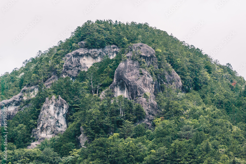 山のゴツゴツした岩肌 山のゴツゴツした岩肌