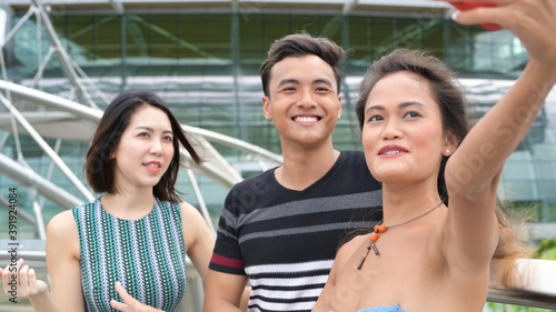 Canvas Print Asian friends outdoor having fun visiting city