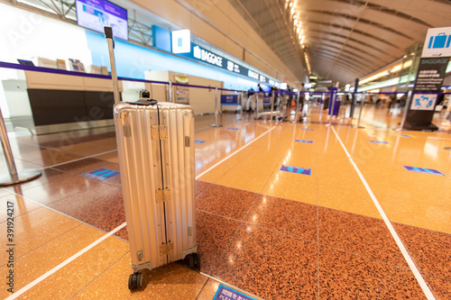Go to トラベル　空港手荷物預け入れ場スーツケース