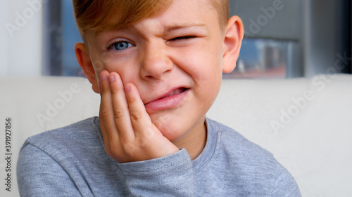 Принти на полотні Child toothache