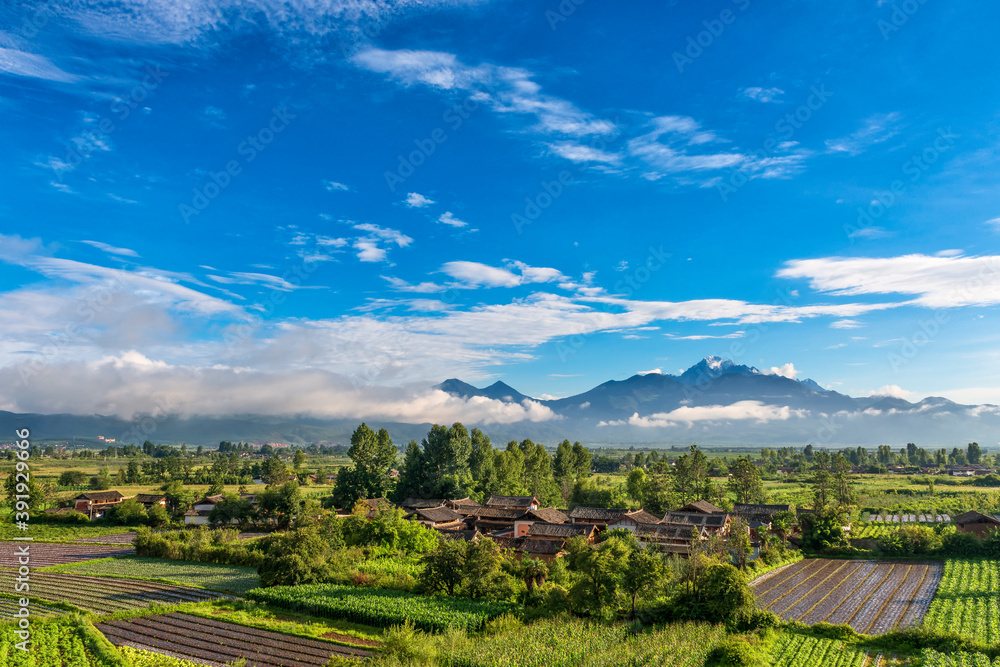 Fototapeta premium Overlooking the mountains covered by clouds in the distance, beautiful natural scenery