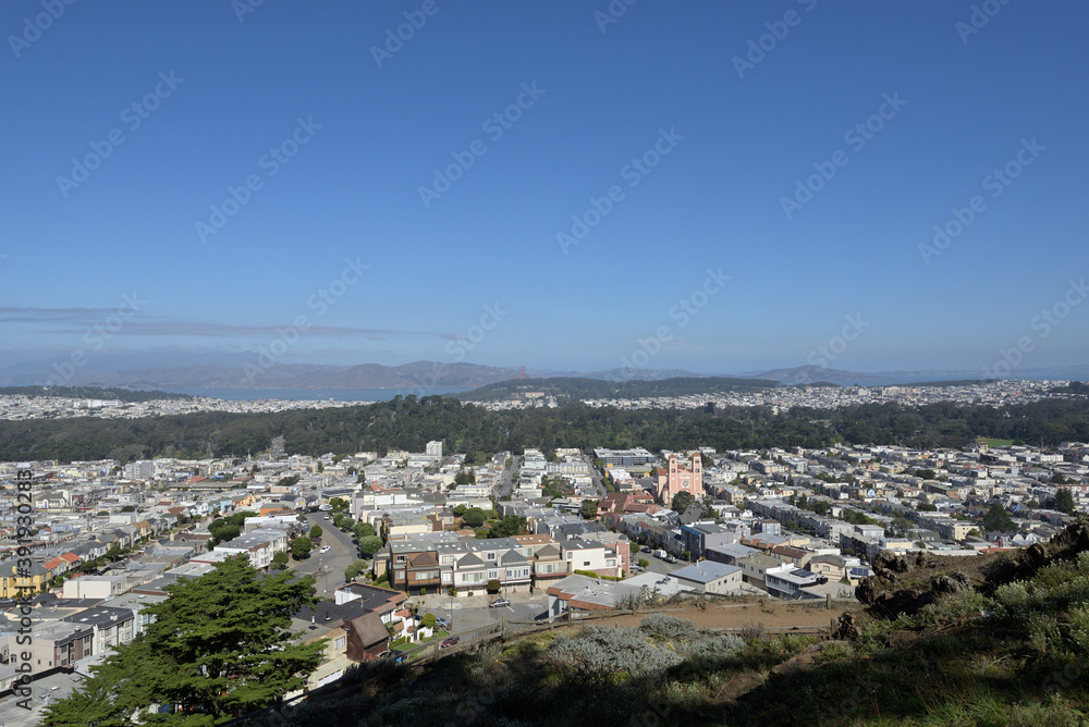 サンフランシスコ・サンセット地区の街並みとゴールデン・ゲート・ブリッジ