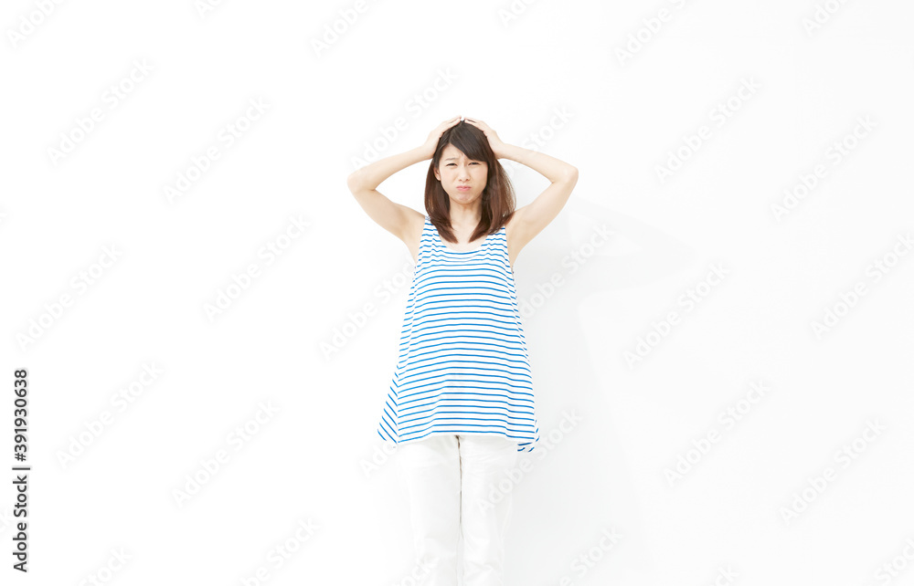 頭を抱える女性