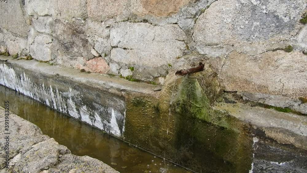 the old fountain, the old fountain that has run out of water, the old fountain, the old fountain that has run out of water,