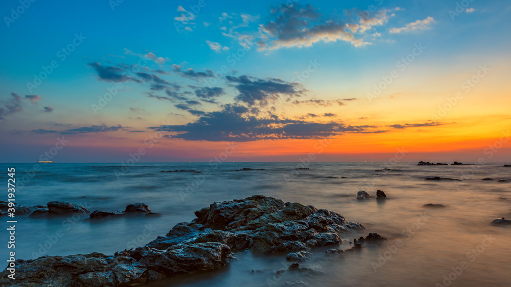 Obraz premium Sunset on the sea, beautiful coastal scenery