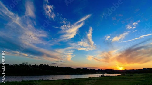 タイムラプス　秋の夕焼け空　美しいグラデーション　雲の動き
