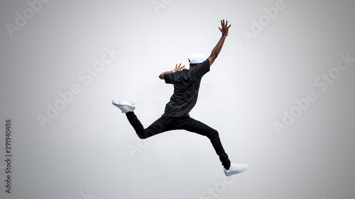 Stylish jump © Rawpixel.com