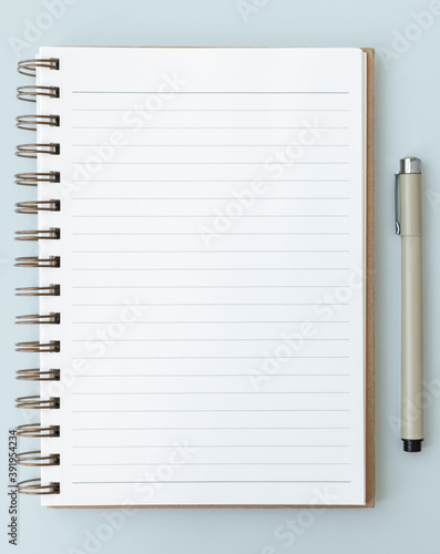 Obraz na płótnie Blank plain white notebook page with a pen
