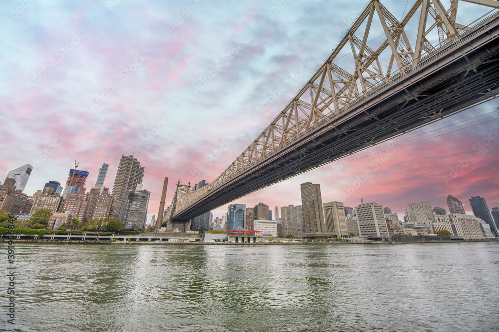 Fototapeta premium Sunset sky colors over Manhattan Skyline, New York City