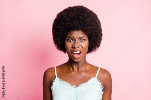 Foto Photo of unhappy shocked young woman make grimace annoyed mood isolated on shine