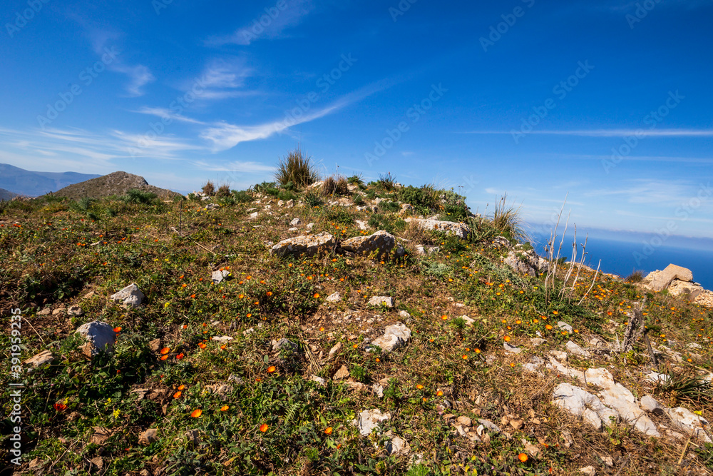 Mondello bei Sizilien. Hügellandschaft im Frühling direkt am Meer mit Blick auf die Berge und Küste Siziliens in Italien Mondello bei Sizilien. Hügellandschaft im Frühling direkt am Meer mit Blick auf die Berge und Küste Siziliens in Italien
