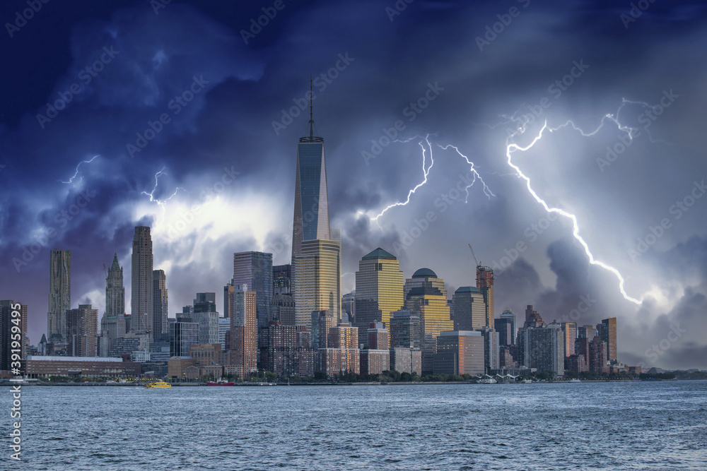 Obraz premium Downtown Manhattan skyline under a coming storm, New York City - USA