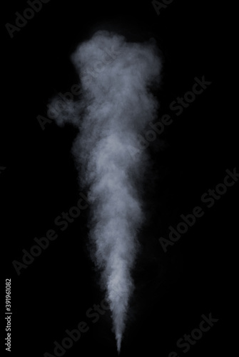 Dym odizolowywający na czarnym tle
