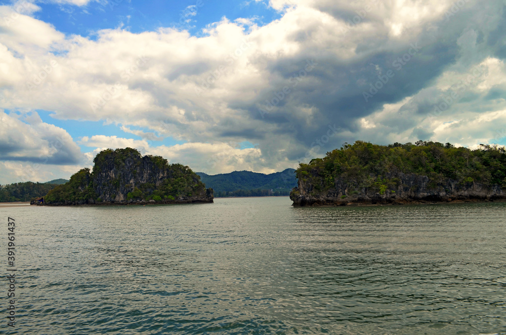 Obraz premium Krabi, Thailand - Approaching Tonsai Bay