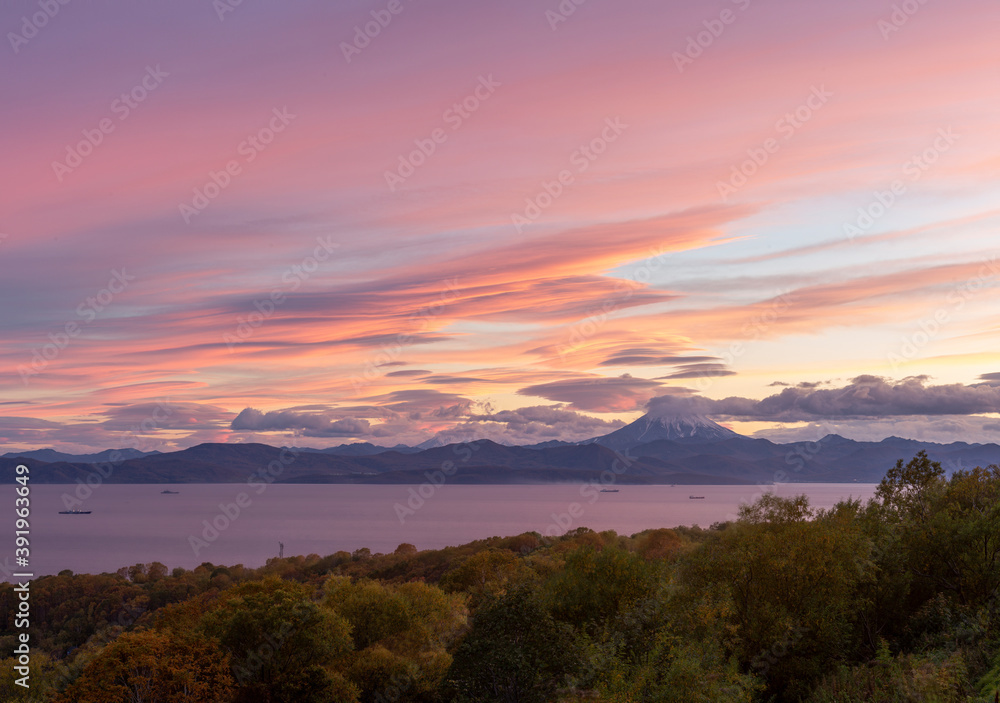 Obraz premium Kamchatka, sunset over Avacha Bay, in the background Vilyuchinsky volcano