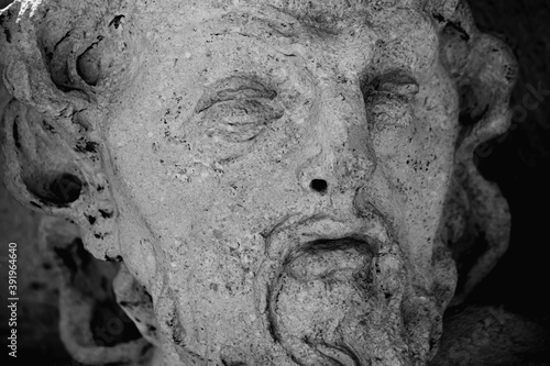 Foto Close up ancient statue of Sisyphus face