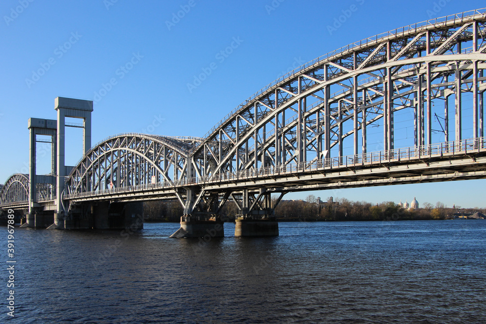Railway double-track bridge with four arched trusses and a central lifting span