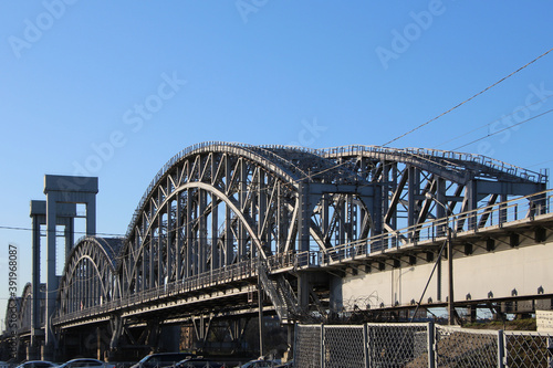 Railway double-track bridge with four arched trusses and a central lifting span © Elena