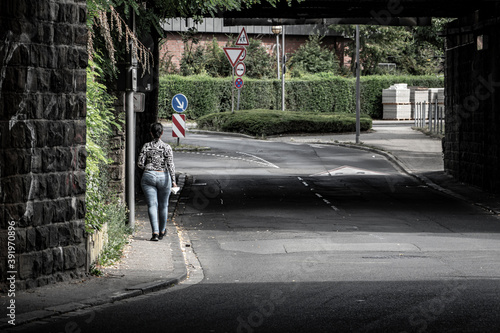 Wallpaper Mural Einsam mit Maske Torontodigital.ca