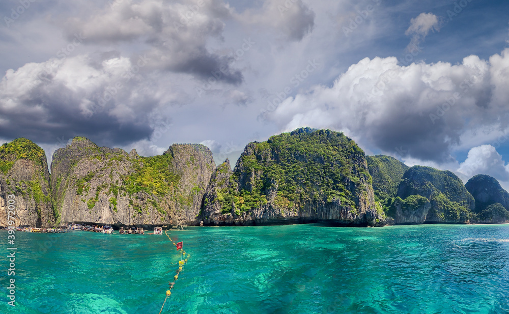 Obraz premium Tourists on the boat visit Maya Bay, closed for reef rejuvenation. Phi Phi Leh, Thailand