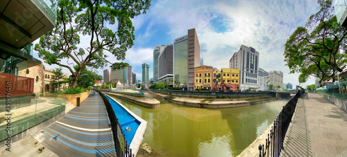 Canvas Print KUALA LUMPUR, MALAYSIA - DECEMBER 28, 2019: Tourists along the city streets on a