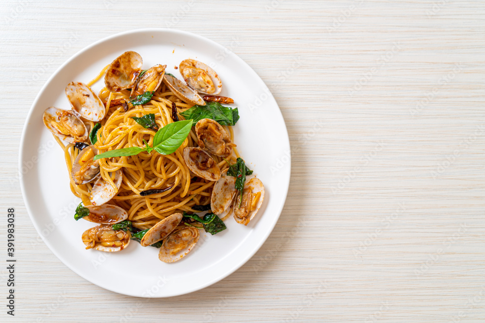 Stir Fried Spaghetti with Clams and Garlic and Chilli