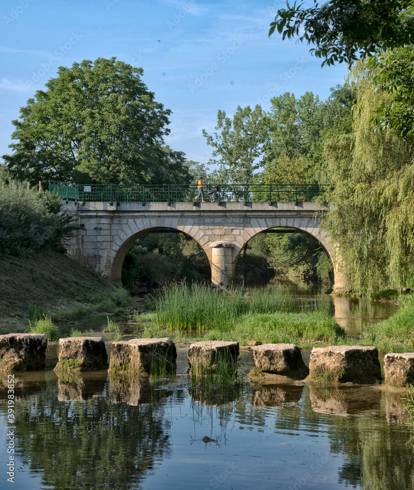 Fototapeta premium Gué et pont sur le Suran à Simandre-sur-Suran, France
