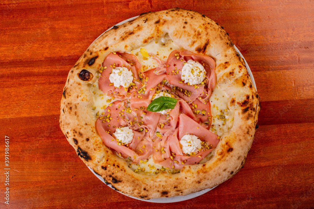 Pizza napoletana con mortadella, mozzarella, formaggio spalmabile e