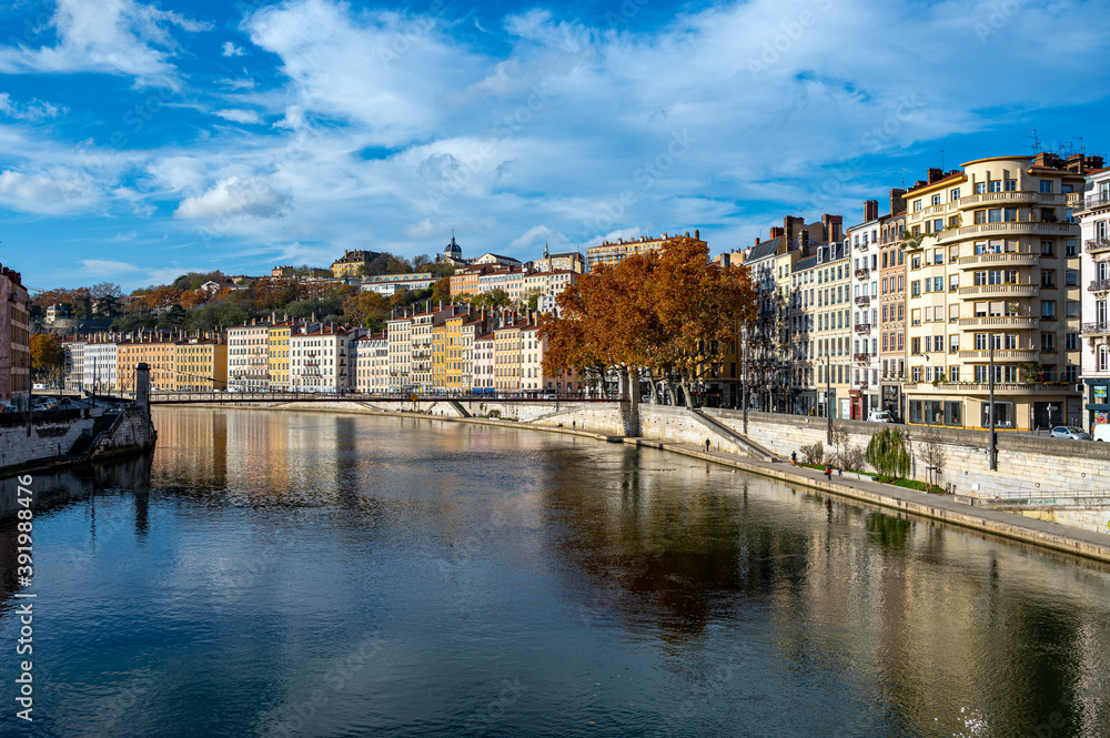 Fototapeta premium Berges de la Saône à Lyon à l'automne en France