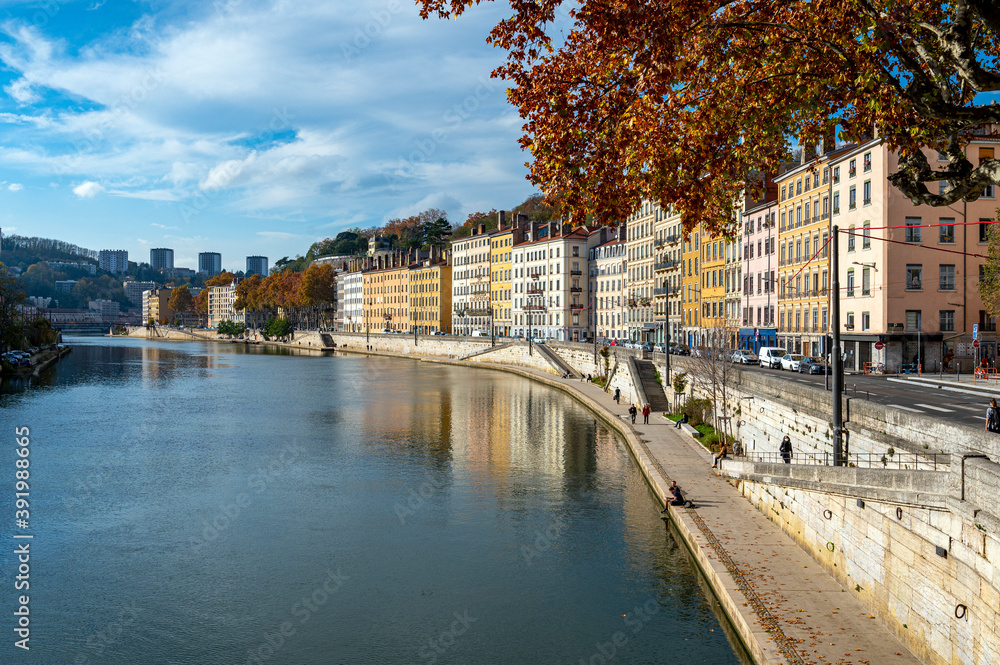Obraz premium Berges de la Saône à Lyon à l'automne en France