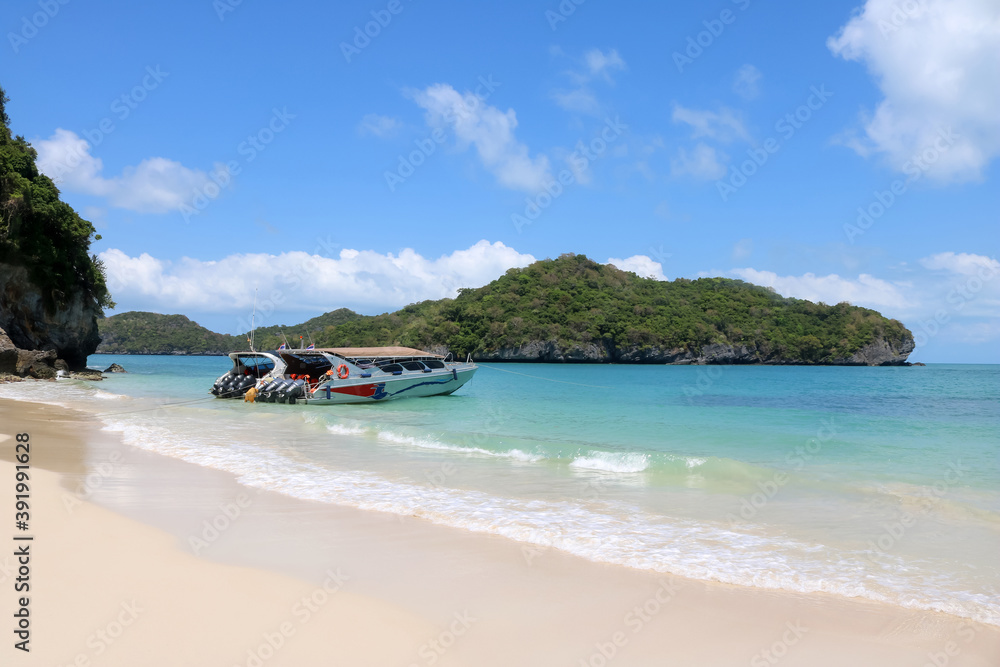 Fototapeta premium A tourist speedboat moored on the beach on the Ang Thong Islands in Thailand