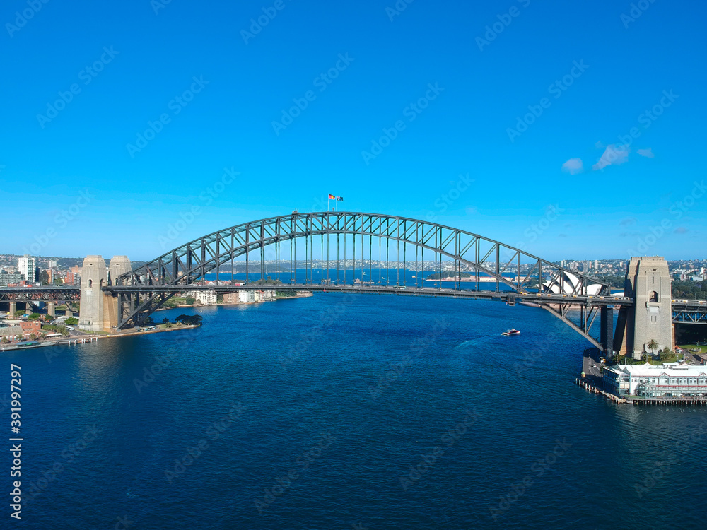 Obraz premium Panoramic Aerial views of Sydney Harbour with the bridge, CBD, North Sydney, Barangaroo, Lavender Bay and boats in view