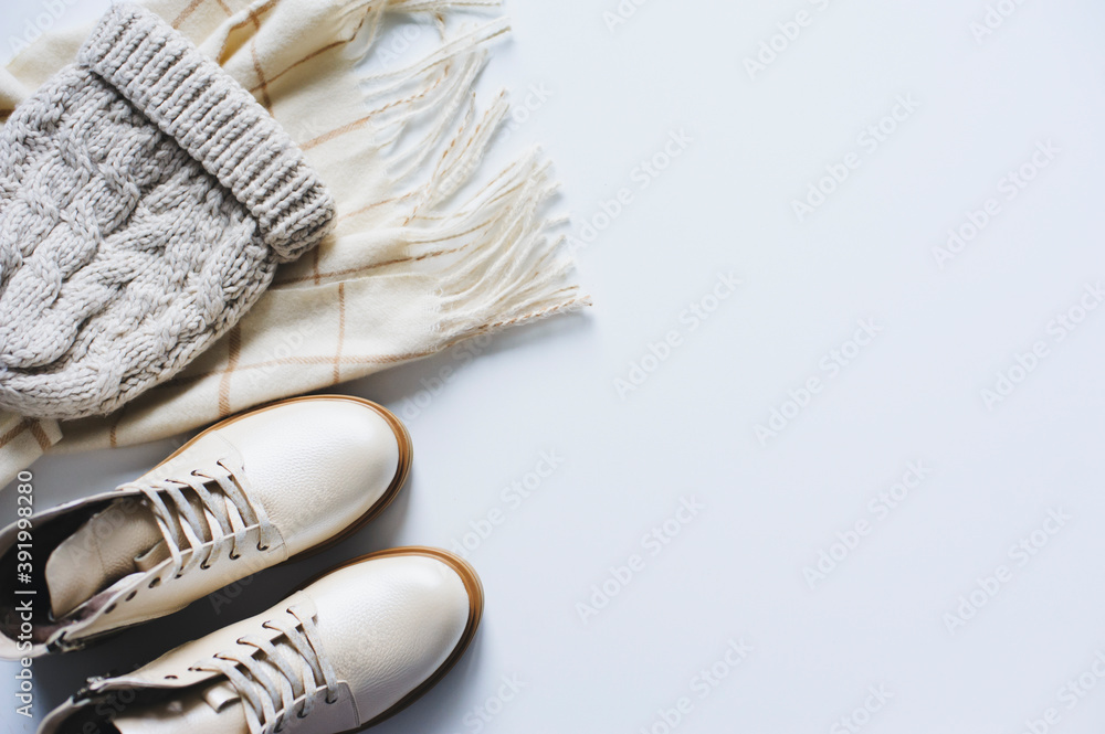 midtergang skuespillerinde æggelederne winter fashion set top view. Online shopping concept. Shoes, knitted hat  and scarf in neutral beige tones on white background Stock-foto | Adobe  Stock
