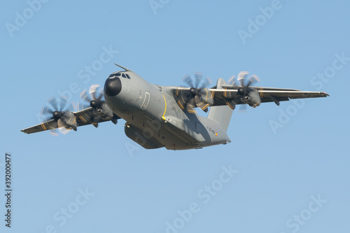 Avion de transport militaire Airbus A400M de démonstration en vol en vue de face sur un fond de ciel bleu au dessus de St Nazaire