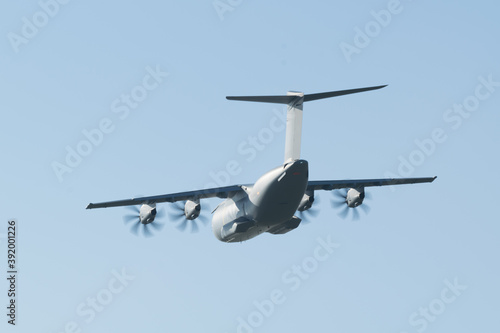 Avion de transport militaire Airbus A400M de démonstration en vol en vue arrière sur un fond de ciel bleu au dessus de St Nazaire