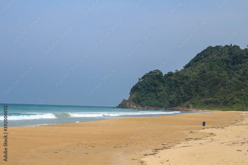 Obraz premium Traumstrand in Thailand Strand Palmen Steine 