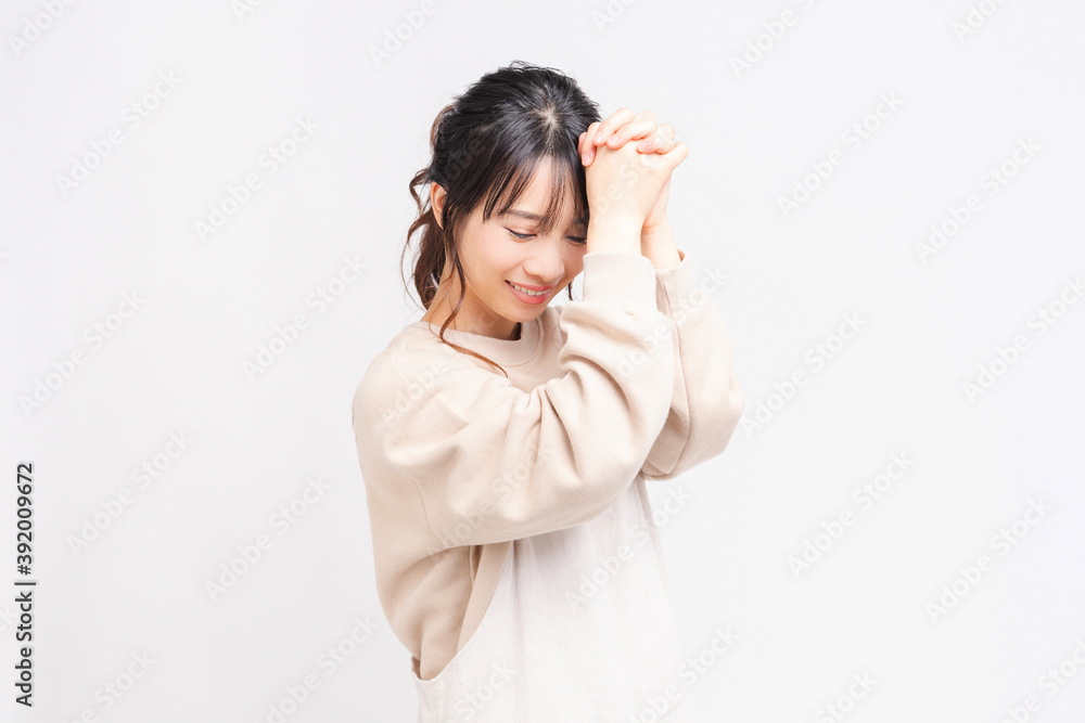 お願いのジェスチャーをする若い女性 お願いのジェスチャーをする若い女性