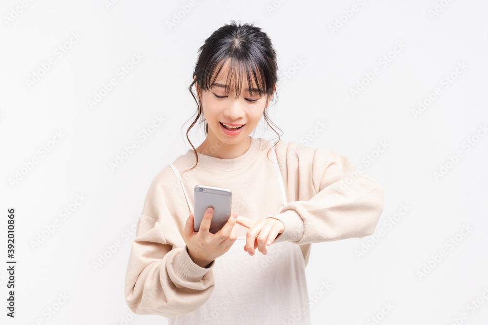 スマホを使う若い女性 スマホを使う若い女性