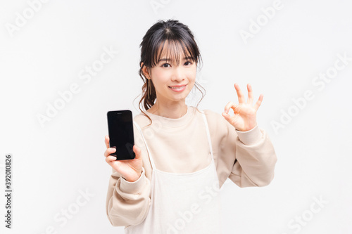 スマホを使う若い女性