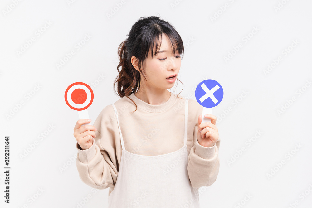 OKとNGのプラカードを持つ若い女性 OKとNGのプラカードを持つ若い女性
