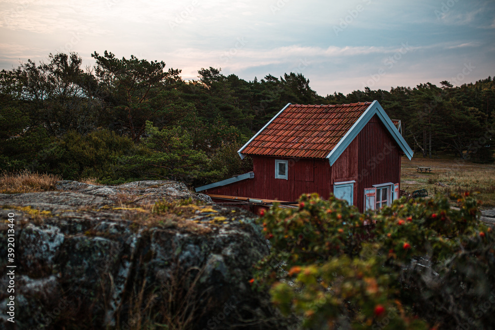 Rotes Haus im Wald zwischen Felsen in Schweden. Rotes Haus im Wald zwischen Felsen in Schweden.