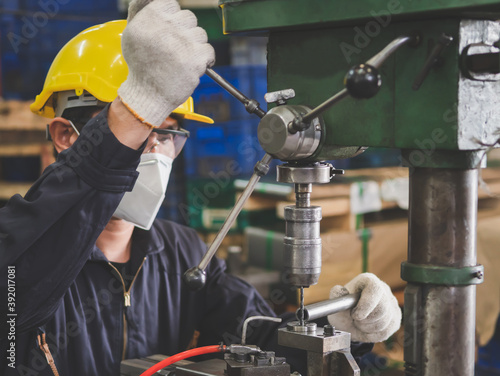A worker working with lathes in the metal factory.