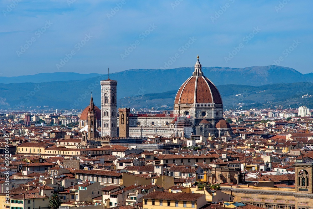 Blick über die Altstadt von Florenz auf die Kathedrale Santa Maria del Fiore in der Toskana in Italien 