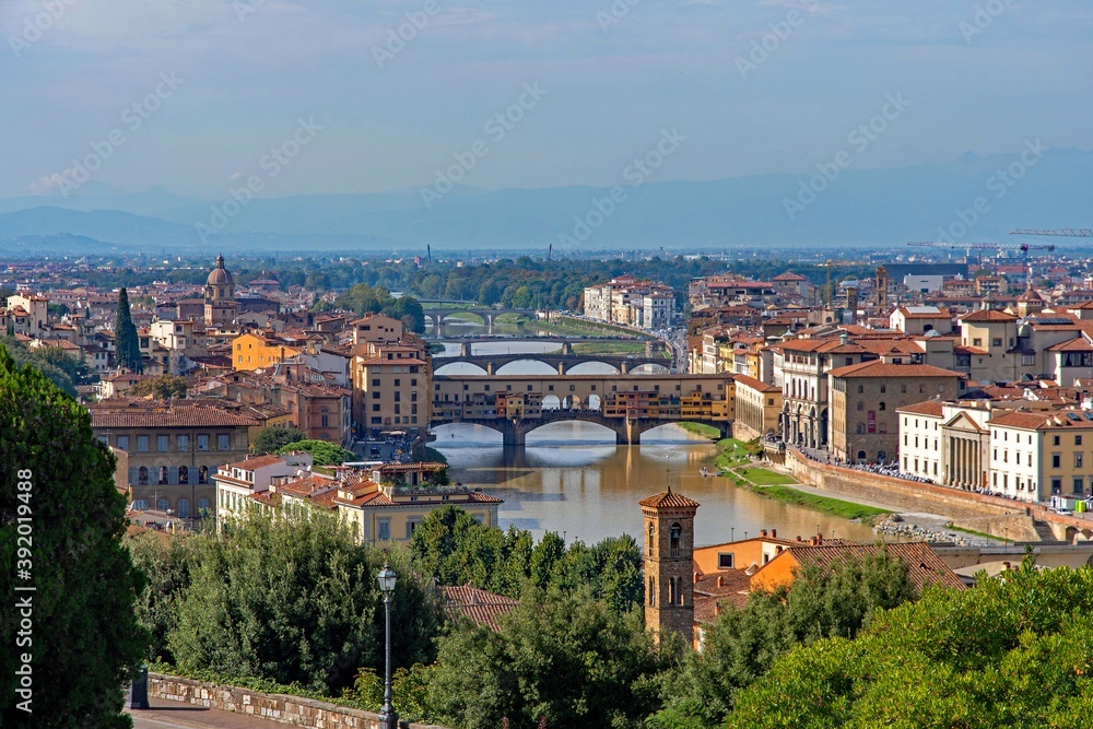 Blick über die Altstadt von Florenz auf die Ponte Vecchio in der Toskana in Italien 
