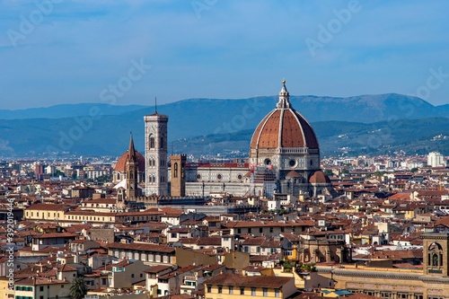 Blick über die Altstadt von Florenz auf die Kathedrale Santa Maria del Fiore in der Toskana in Italien  © Lapping Pictures