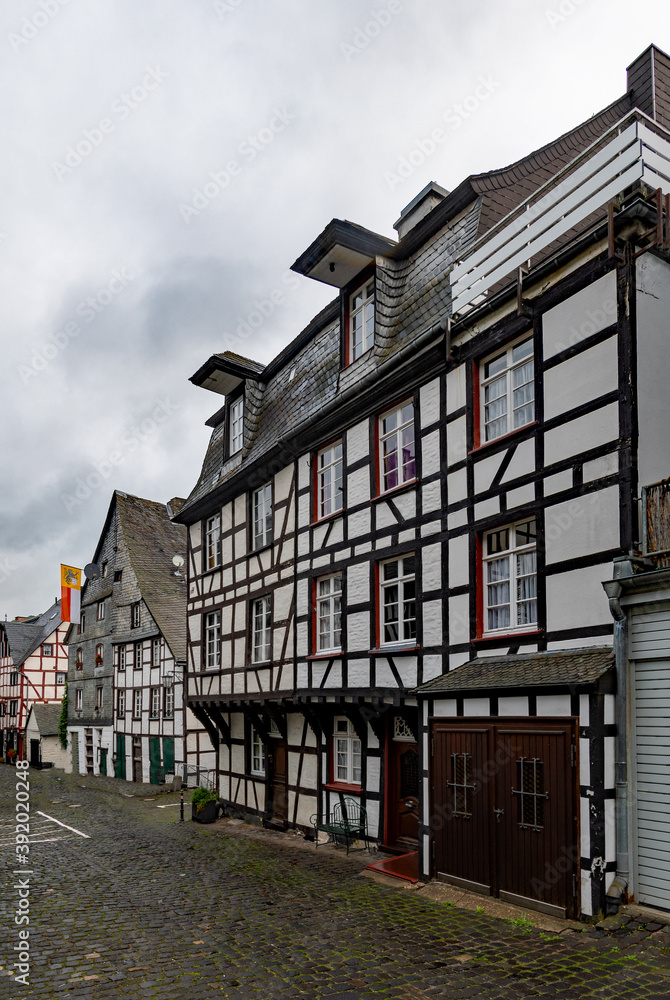 Straße in der Altstadt von Monschau in Nordrhein-Westfalen, Deutschland 