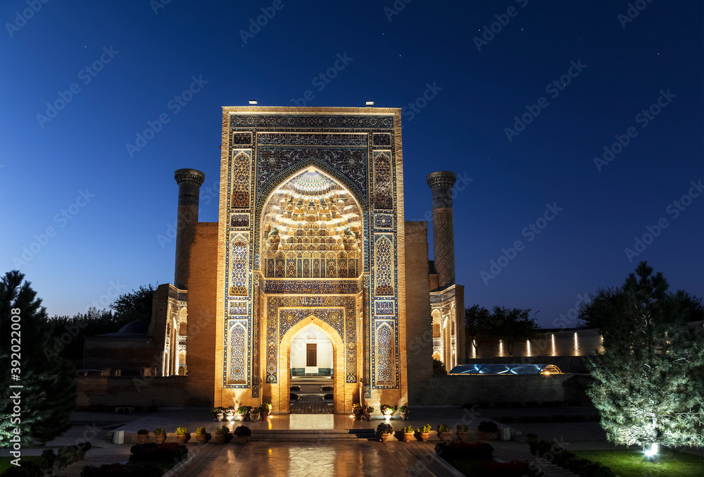 Fototapeta premium Mausoleum of Amir Temur (Gur-Emir) in Samarkand on night, Uzbekistan