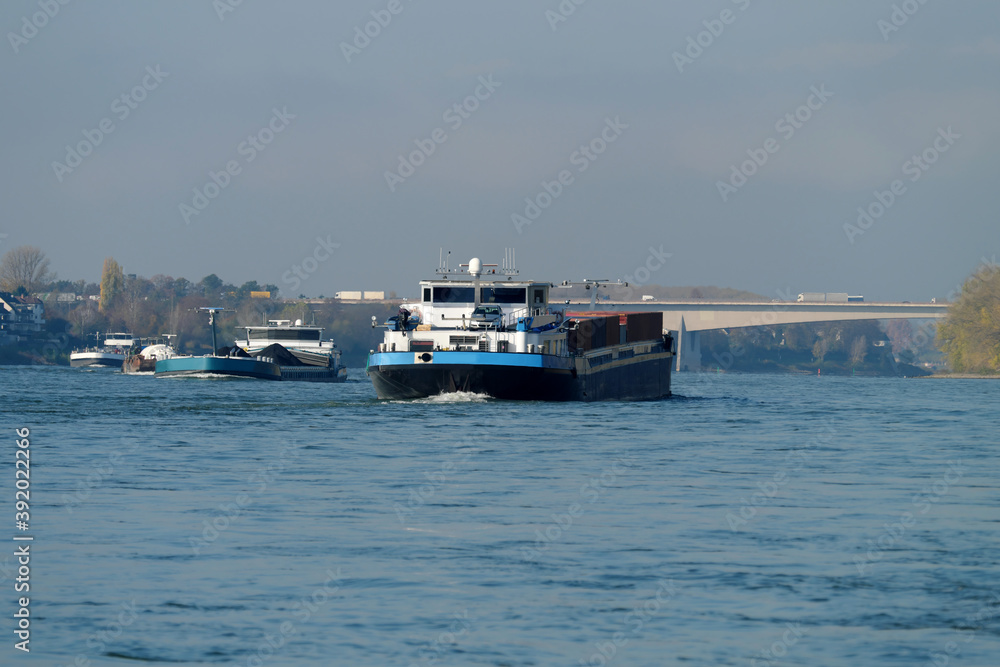 Gütermotorschiffe auf dem Rhein und Güterverkehr auf der Autobahnbrücke der Autobahn A48 zwischen Bendorf und Koblenz- Stockfoto Gütermotorschiffe auf dem Rhein und Güterverkehr auf der Autobahnbrücke der Autobahn A48 zwischen Bendorf und Koblenz- Stockfoto