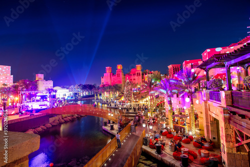Canvas Print DUBAI, UAE - DECEMBER 10, 2016: Beautiful lights of Madinat Jumeirah at night