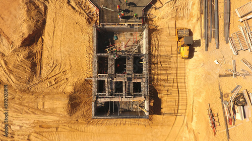 Hombres trabajando en planta de construcción de estructura hormigonada